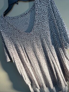American Eagle Outfitters Gray Leopard V-Neck Tunic soft, flowy, lightweight ✅👌